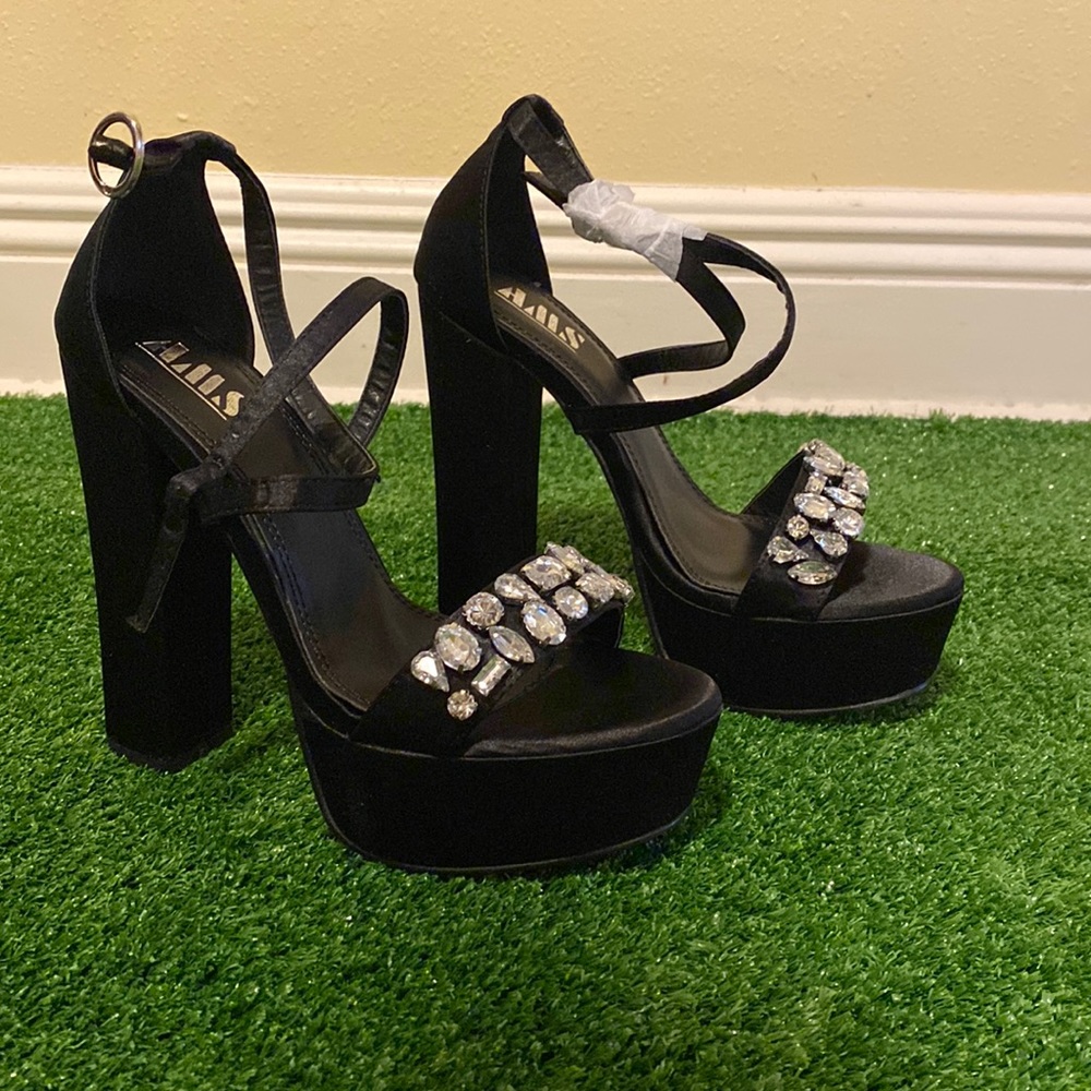 Elegant black heel (NEVER WORN)
